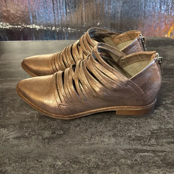 FREE PEOPLE Lost Valley Leather Ankle Boots Strappy in Gold/Bronze. Size 37