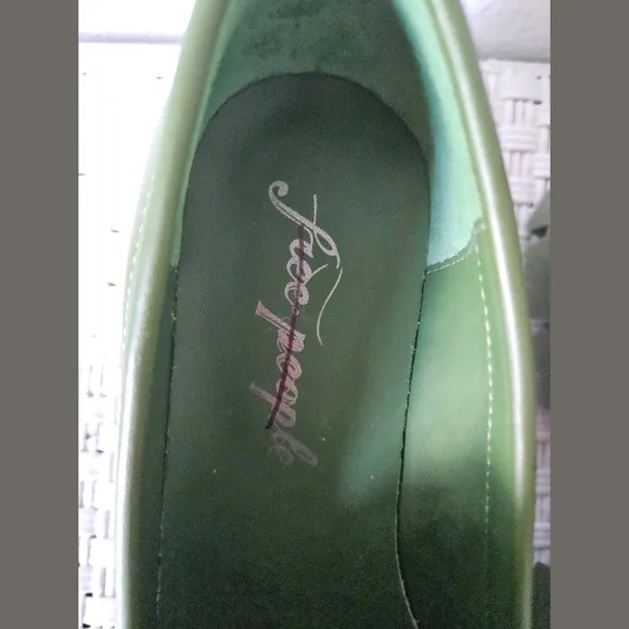 Free People NWOT Green Lyra Lug Sole Penny Loafers Sz 39.5 EU or 9 1/2 US