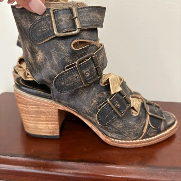 Freebird by Steven “Quail” black leather sandal in size 8