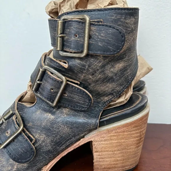 Freebird by Steven “Quail” black leather sandal in size 8
