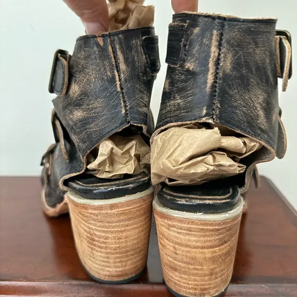 Freebird by Steven “Quail” black leather sandal in size 8