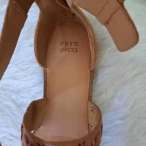 Frye and Co faux leather ankle strappy sandals sz 7.5 NWOB