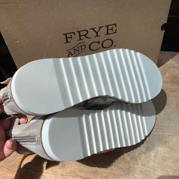 Frye and Co sandal women's size 8.5 NWT woven leather Southwestern strappy