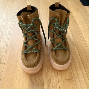 Garmentory NAGUISA Kaus Chunky Boots Camel with Green Laces SIZE 38