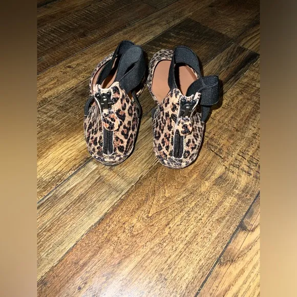 Gentle Souls by Kenneth Cole Women NOA Leopard Print Flats Strapping Ancle 7 1/2