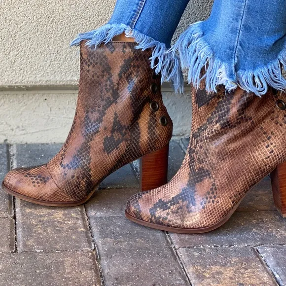 Genuine Leather Snake Print Grommet Engineer Boots