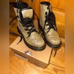 Girls DR Martens size BIG 5 1460 FARRAHGOLDCHUNKY GLITTER
