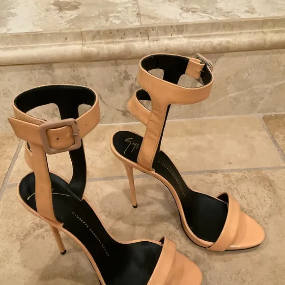 GIUSEPPE ZANOTTI PATENT LEATHER CAGE BACK SANDALS SIZE 38.5
