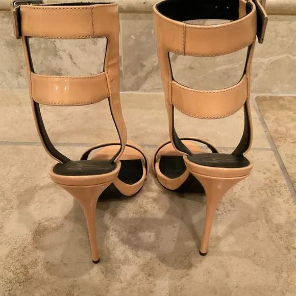GIUSEPPE ZANOTTI PATENT LEATHER CAGE BACK SANDALS SIZE 38.5
