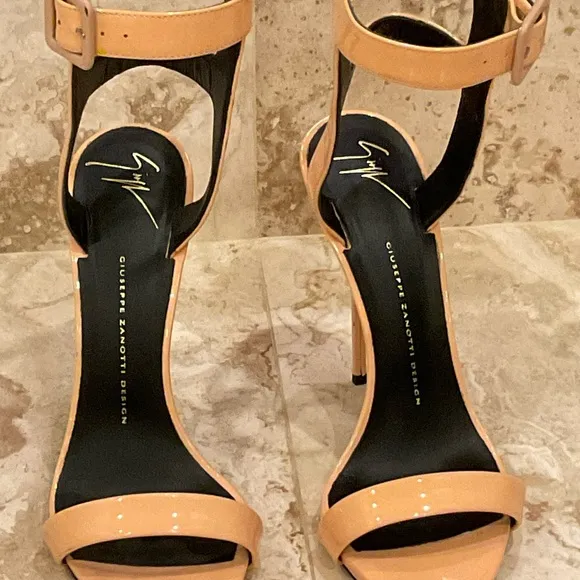 GIUSEPPE ZANOTTI PATENT LEATHER CAGE BACK SANDALS SIZE 38.5