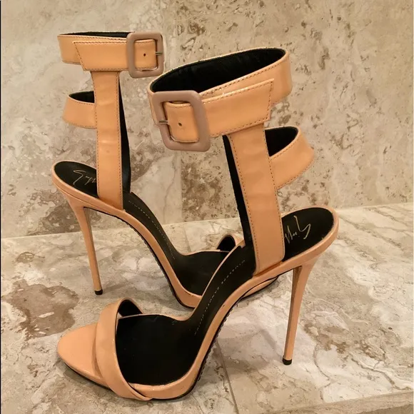 GIUSEPPE ZANOTTI PATENT LEATHER CAGE BACK SANDALS SIZE 38.5