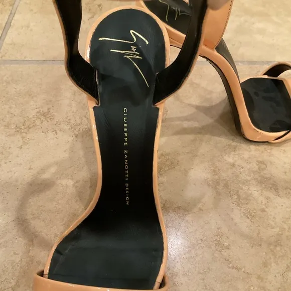 GIUSEPPE ZANOTTI PATENT LEATHER CAGE BACK SANDALS SIZE 38.5