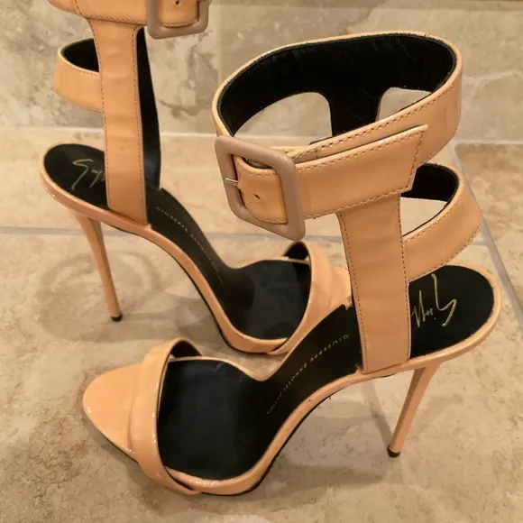 GIUSEPPE ZANOTTI PATENT LEATHER CAGE BACK SANDALS SIZE 38.5