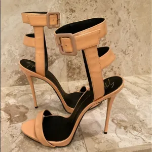GIUSEPPE ZANOTTI PATENT LEATHER CAGE BACK SANDALS SIZE 38.5
