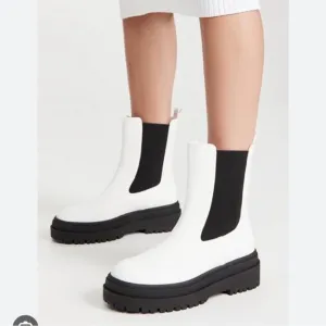 Good American Chelsea Boots 7