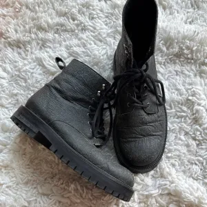 Ground Cover Pineapple Leather Boots