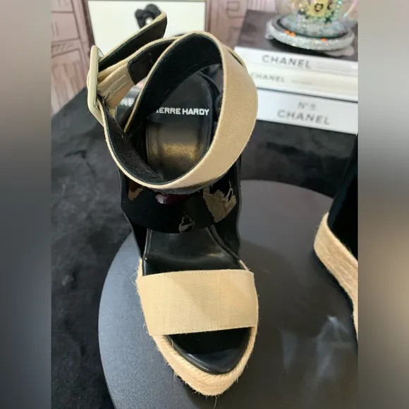 GUC💝Pierre HardyBlack and Tan Platform Sandals.