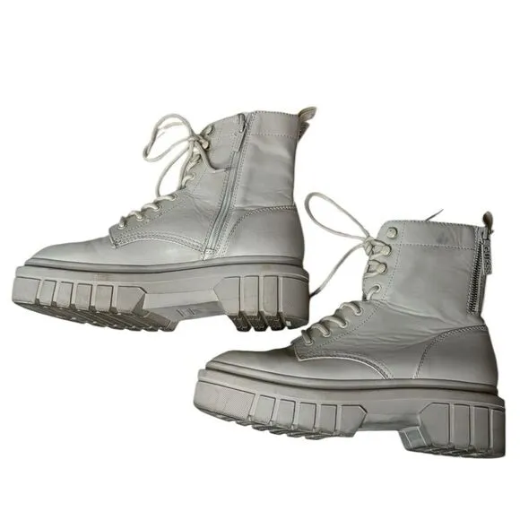 Guess Gwfornia Chunky Ivory Combat Boots. Size 9.