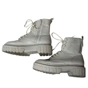 Guess Gwfornia Chunky Ivory Combat Boots. Size 9.