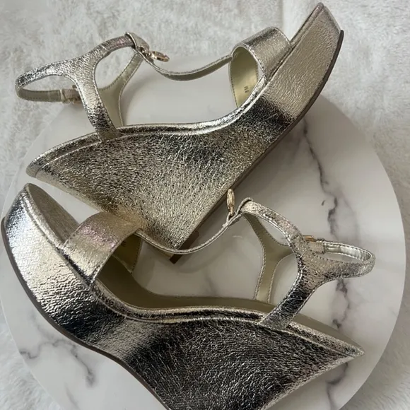 GUESS Shimmer Metallic Medallion T-Strap Wedge Sandals: NEW