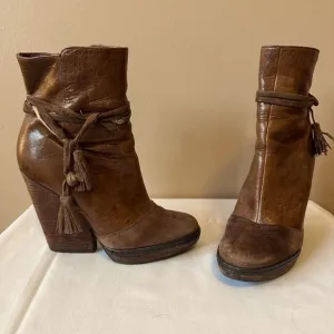Hinge Chunky Brown Suede Ankle Boots Stacked Heel SZ 5.5 Suede