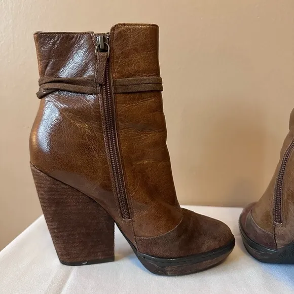 Hinge Chunky Brown Suede Ankle Boots Stacked Heel SZ 5.5 Suede