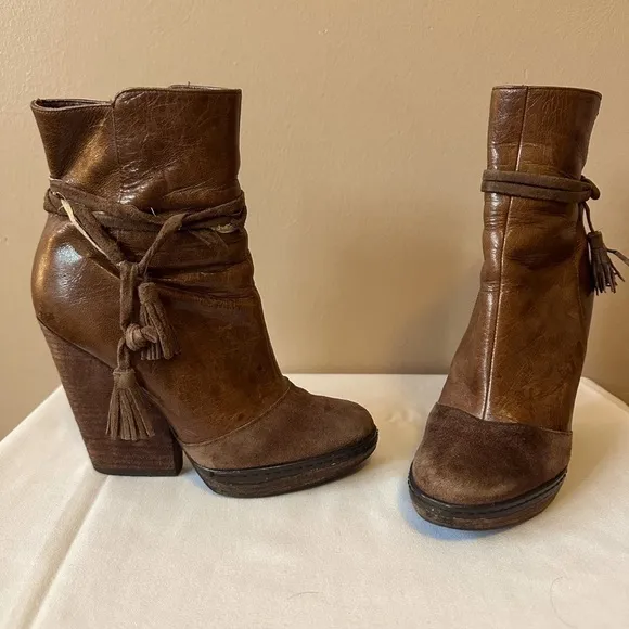 Hinge Chunky Brown Suede Ankle Boots Stacked Heel SZ 5.5 Suede