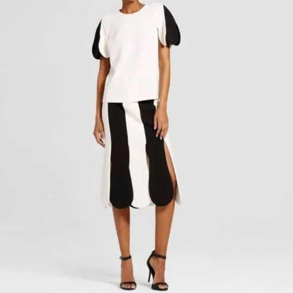 💥INSANELY BEAUTIFUL💥 Scalloped Midi Skirt Black and White