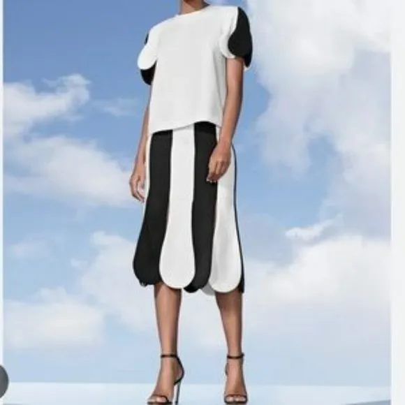 💥INSANELY BEAUTIFUL💥 Scalloped Midi Skirt Black and White