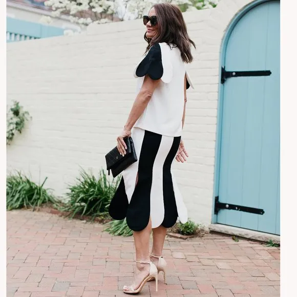 💥INSANELY BEAUTIFUL💥 Scalloped Midi Skirt Black and White