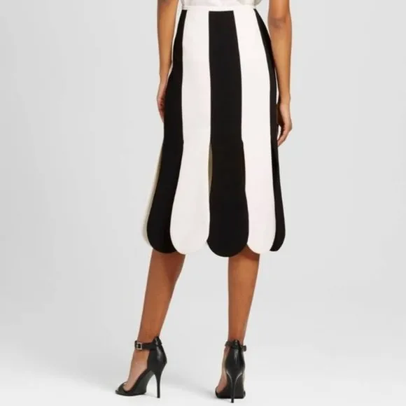 💥INSANELY BEAUTIFUL💥 Scalloped Midi Skirt Black and White