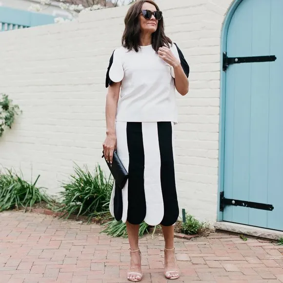 💥INSANELY BEAUTIFUL💥 Scalloped Midi Skirt Black and White