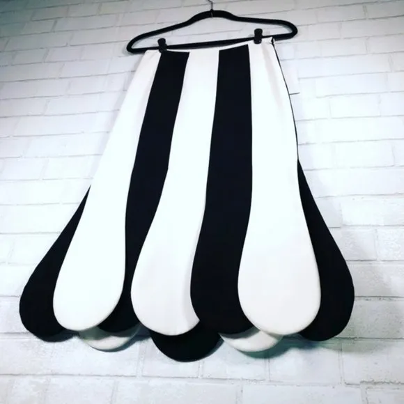 💥INSANELY BEAUTIFUL💥 Scalloped Midi Skirt Black and White