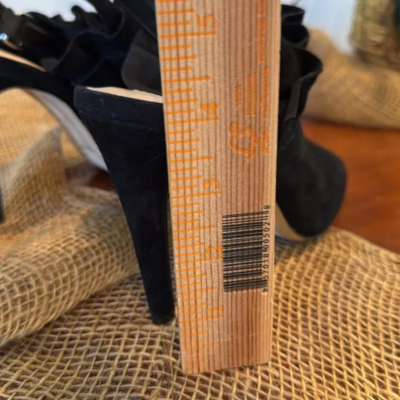 Karl Lagerfeld Lanka Ruffled Suede sandals size 7.5