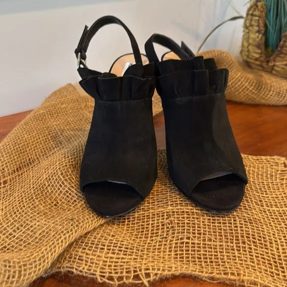 Karl Lagerfeld Lanka Ruffled Suede sandals size 7.5