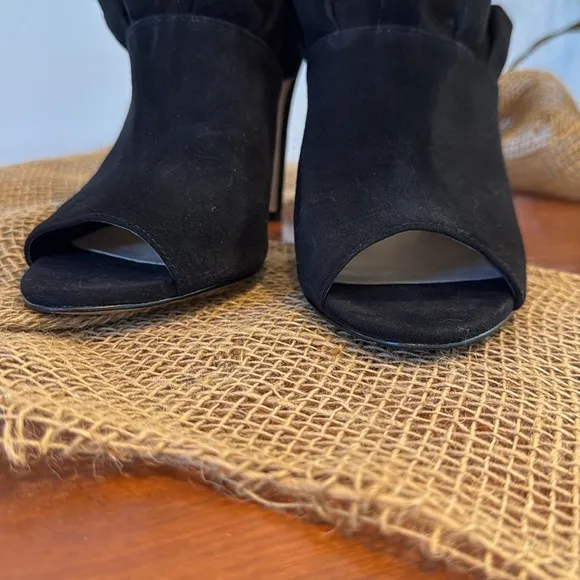 Karl Lagerfeld Lanka Ruffled Suede sandals size 7.5