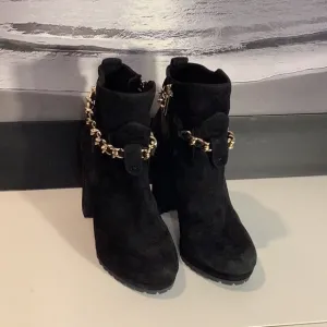 Karl Lagerfeld Paris Lark Black Suede Gold Chain Chunky Heel Lug Boot Sz 7M