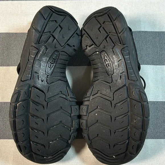KEEN Men's Newport H2 Closed Toe Water Sandal Hiking Shoes Black Color Size 9