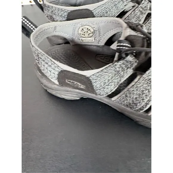 Keen Newport closed toe water sandals size 9.5