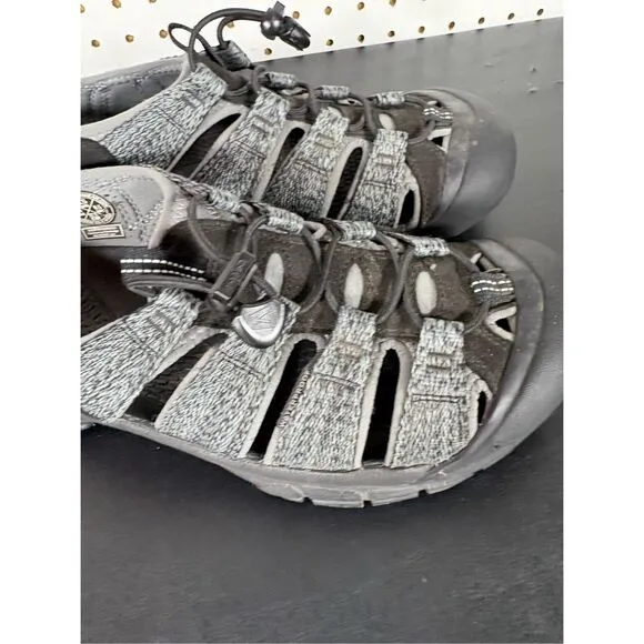 Keen Newport closed toe water sandals size 9.5