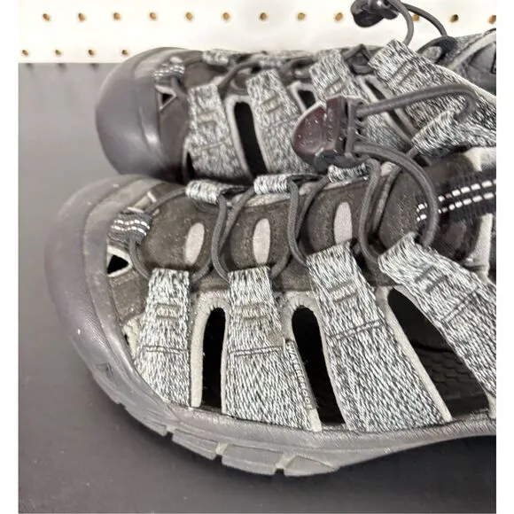 Keen Newport closed toe water sandals size 9.5