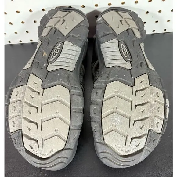 Keen Newport closed toe water sandals size 9.5