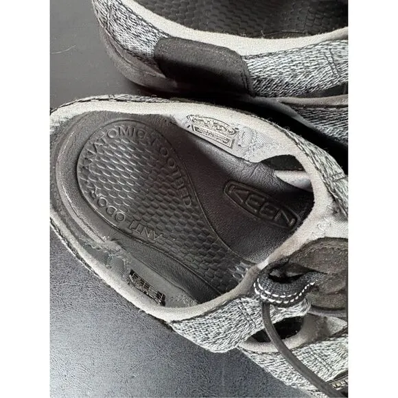Keen Newport closed toe water sandals size 9.5