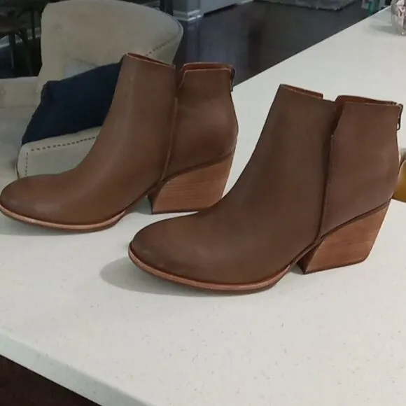 Kork Ease Chandra  round toe ankle boots w side slits &amp; rear zipper size 11 NWT.