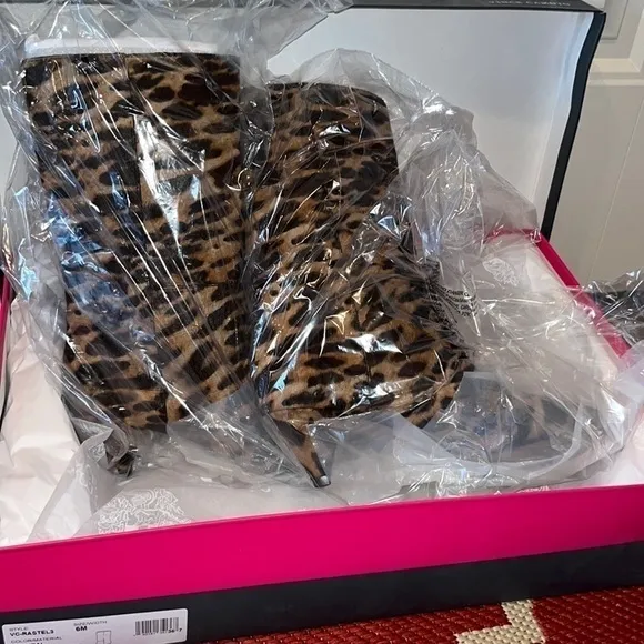 Leopard print sassy sexy kitten heel mid calf boots size 6 NEW Vince Camuto