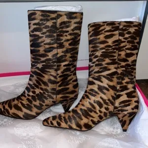 Leopard print sassy sexy kitten heel mid calf boots size 6 NEW Vince Camuto