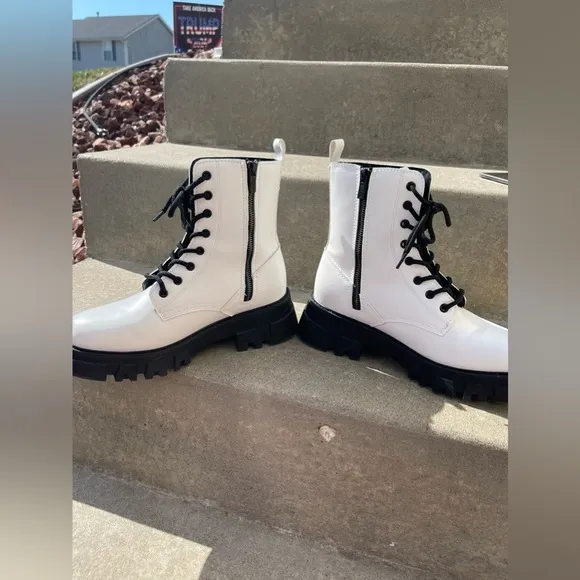 Levi’s Giselle 2 Neo White Chunky Combat Boots Size 9.5
