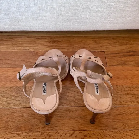 Manolo Blahnik Beige Suede T-strap Heel Sandals Size 38 1/2‎