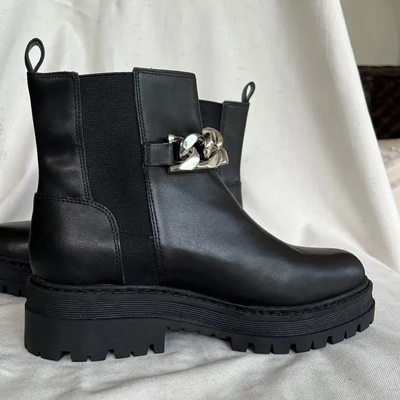MARC FISHER Parrie chunky chain leather booties black size 8,5