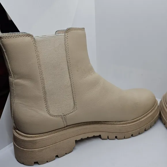 Marc Fisher Pirro chelsea lug sole ankle boots light tan size 8
